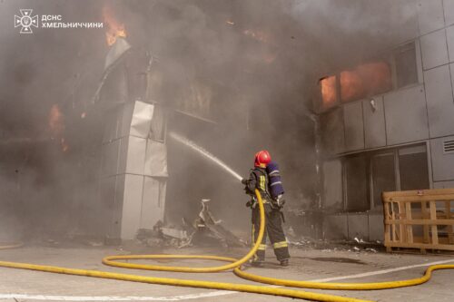 45 рятувальників та 10 одиниць техніки: у Хмельницькому ліквідували пожежу в автосалоні