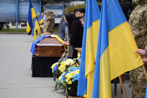 Надія жила майже два роки: у Шепетівці провели в останню земну дорогу Богдана Сацика