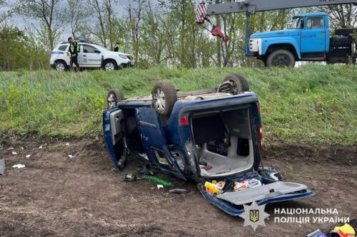 Автівка з’їхала в кювет і перекинулася: на Хмельниччині загинув водій, двоє людей у лікарні