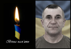 Two-panel memorial: a lit candle with a blue-yellow ribbon and the words 'Вічна пам'ять' on the left; a man portrait with a Ukrainian flag backdrop on the right.