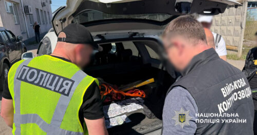 Служба в тилу за валюту: на Хмельниччині затримали двох ділків, які торгували військовими посадами