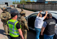 Служба в тилу за валюту: на Хмельниччині затримали двох ділків, які торгували військовими посадами