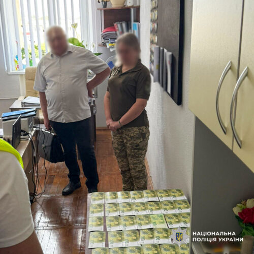 Служба в тилу за валюту: на Хмельниччині затримали двох ділків, які торгували військовими посадами