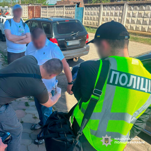 Служба в тилу за валюту: на Хмельниччині затримали двох ділків, які торгували військовими посадами