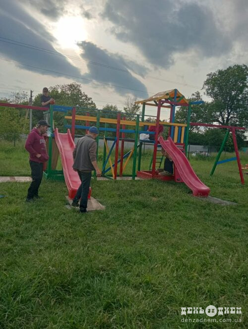 Разом відновили дитячу мрію: у Плесні урочисто відкрили оновлений майданчик