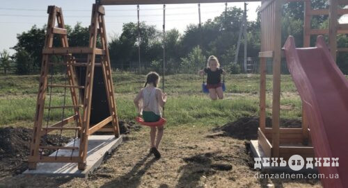 Разом відновили дитячу мрію: у Плесні урочисто відкрили оновлений майданчик