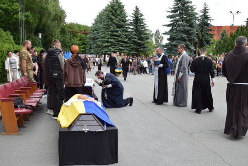 Мріяв про родину й мирне життя: Шепетівка попрощалася з 24-річним воїном Віталієм Мосійчуком