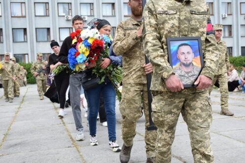 Мріяв про родину й мирне життя: Шепетівка попрощалася з 24-річним воїном Віталієм Мосійчуком