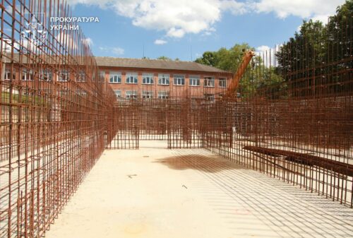 На Хмельниччині викрито схему розтрати коштів під час будівництва шкільного укриття