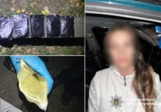 Collage showing suspected illegal drugs: black packets laid out on the ground, a gloved hand holding a yellow bag with powder, and a blurred woman inside a car with Ukrainian police watermark.