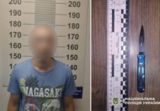Mugshot of a person with a blurred face standing against a height measurement wall, wearing a blue T‑shirt (left panel). The right panel shows a blue folding knife beside a measuring ruler on a wooden surface with Ukrainian police branding.