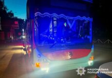 Поїздка закінчилася лікарнею: у Хмельницькому чоловік травмувався в салоні тролейбуса