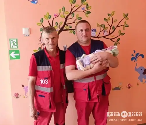 До пологового залишалося кілька хвилин: у Шепетівці жінка народила сина просто в кареті «швидкої»