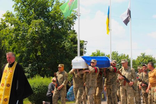 Мав іти у відпустку, але залишився з побратимами: Нетішин попрощався з Героєм