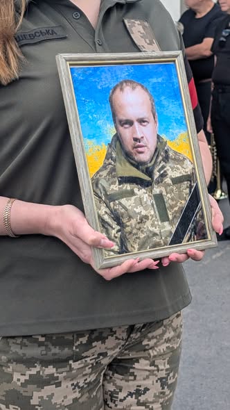 Вважався зниклим безвісти: Славутська громада провела в останню дорогу Захисника