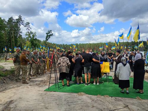 Вважався зниклим безвісти: Славутська громада провела в останню дорогу Захисника