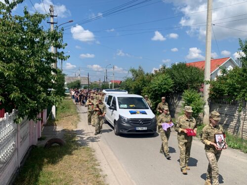 Його серце не витримало війни: Славутська громада попрощалася з молодшим сержантом