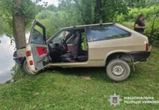 Водій катав 18-річну дівчину на капоті та в’їхав у дерево: інцидент на Хмельниччині