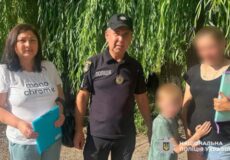 О 5-й ранку на Хмельниччині працівники супермаркету побачили самотнього 6-річного хлопчика: історія зі щасливим фіналом