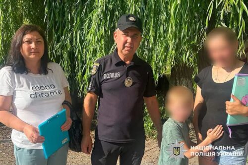 О 5-й ранку на Хмельниччині працівники супермаркету побачили самотнього 6-річного хлопчика: історія зі щасливим фіналом