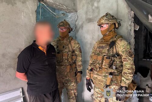 «Насіяв» конопель та й попався: на Хмельниччині викрили наркоаграрія з домашньою фермою (Відео)