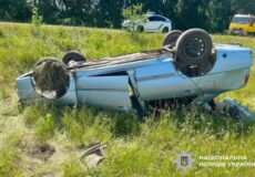 Автомобіль перекинувся на Хмельниччині: пасажирку госпіталізували