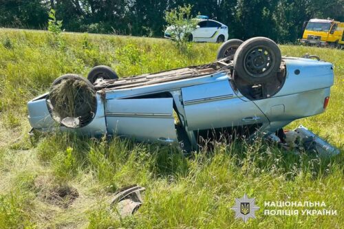 Автомобіль перекинувся на Хмельниччині: пасажирку госпіталізували