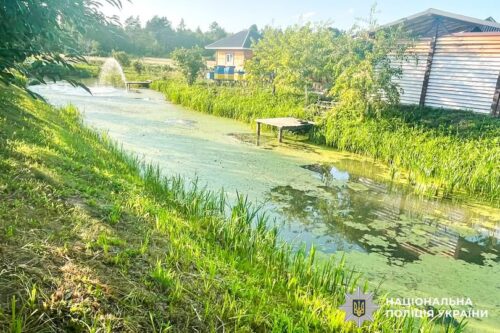 Зник із подвір’я: 2-річного хлопчика знайшли у водоймі, але врятувати не вдалося
