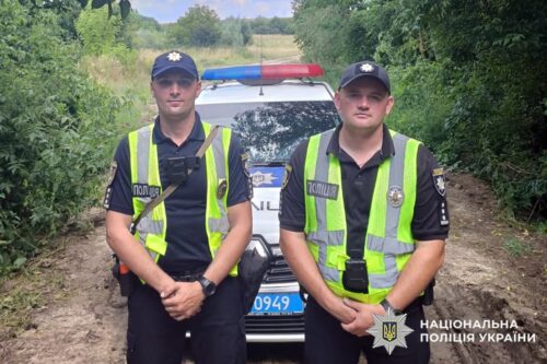 Полум’я відрізало шлях до порятунку: на Хмельниччині поліцейські й сусіди врятували цілу родину (Відео)