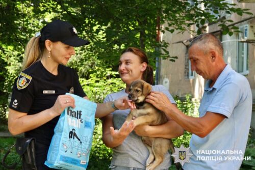 На Хмельниччиі поліцейські врятували цуцика від жорстокої господарки: як змінилося його життя