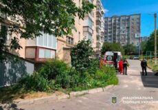 Загинув на місці: у Хмельницькому чоловік випав з восьмого поверху