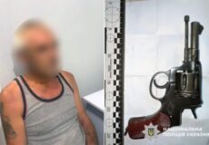 На Шепетівщині поліцейські затримали чоловіка, який незаконно зберігав вогнепальну зброю
