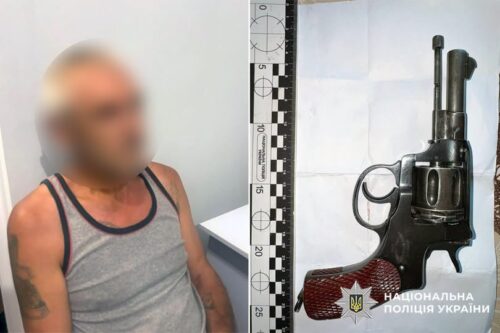 На Шепетівщині поліцейські затримали чоловіка, який незаконно зберігав вогнепальну зброю